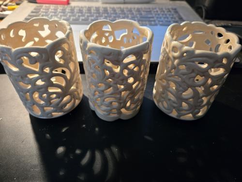 Set van 3 decoratieve, opengewerkte porseleinen theelichthouders off-white