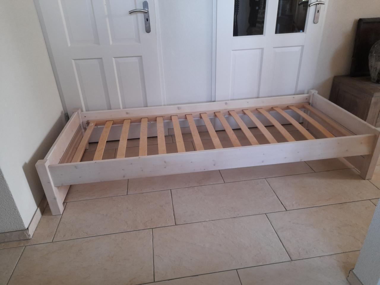 Massief houten 1 persoons bed 90 x 200 ( in goede nette staat )