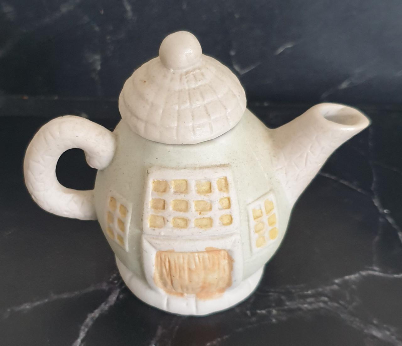 Miniatuur theepotje 8 cm hoog i.pr.st.