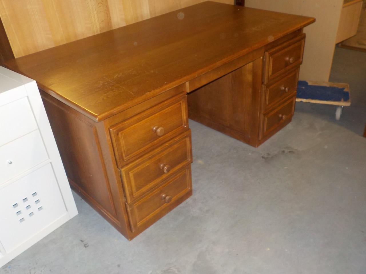 Mooie kwaliteit geheel massief eiken bureau in goede staat met diepe laden