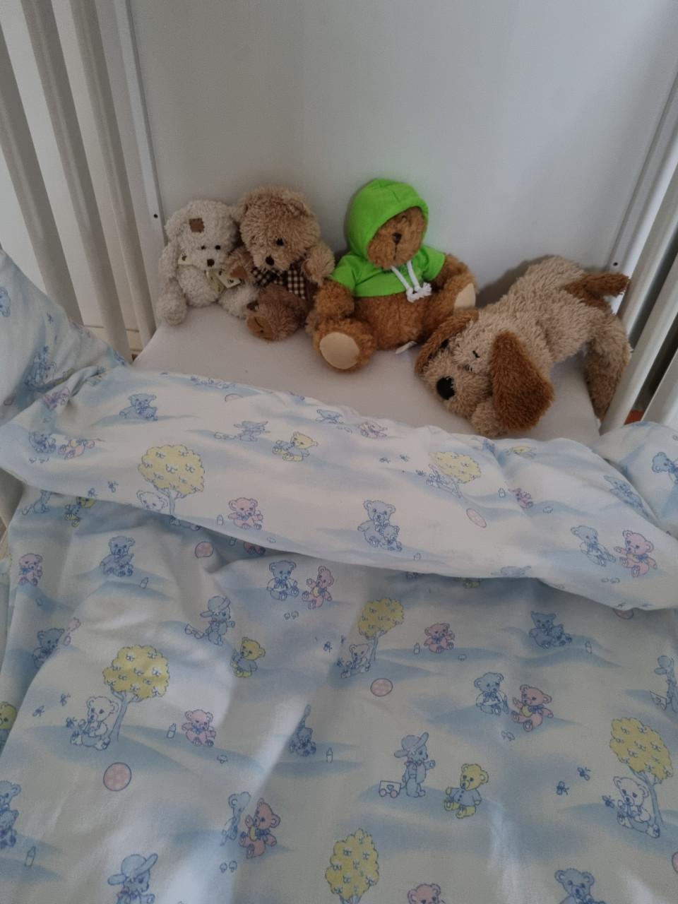Te koop mooi kinderledikantje wit met matrasje