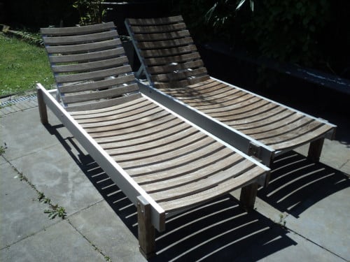 2 Indentieke TEAK HOUTEN ligbedden met nieuwe KUSSENS