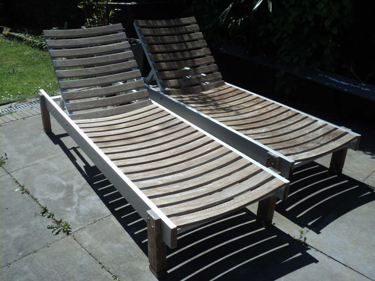 2 Indentieke TEAK HOUTEN ligbedden met nieuwe KUSSENS