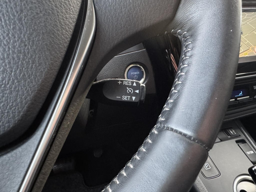 Toyota Auris 1.8 hybrid dynamic | trekhaak | navigatie | camera | keyless e