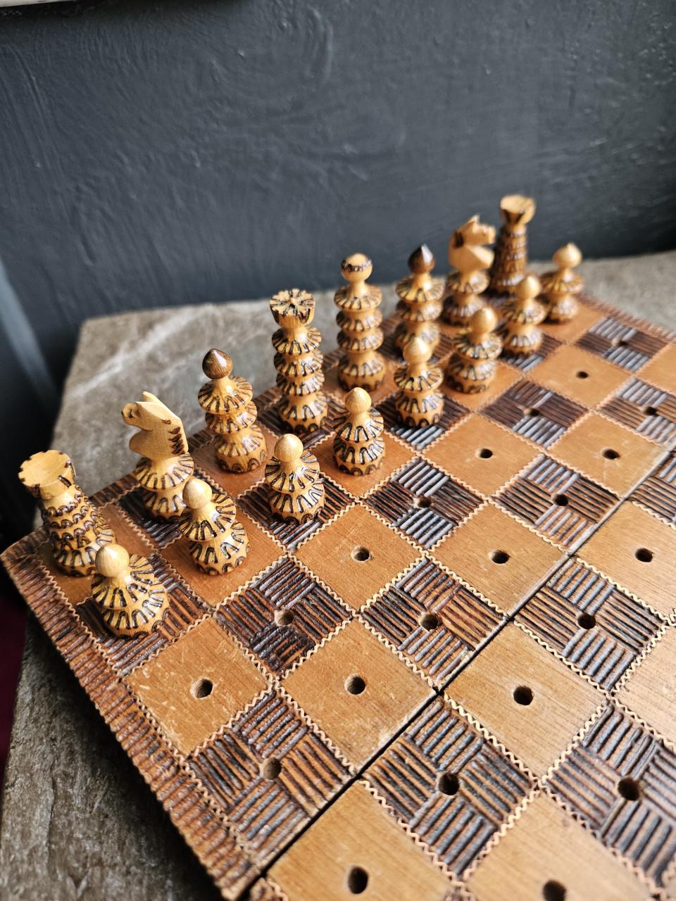 Prachtig Handgesneden houten schaakspel - Reisformaat