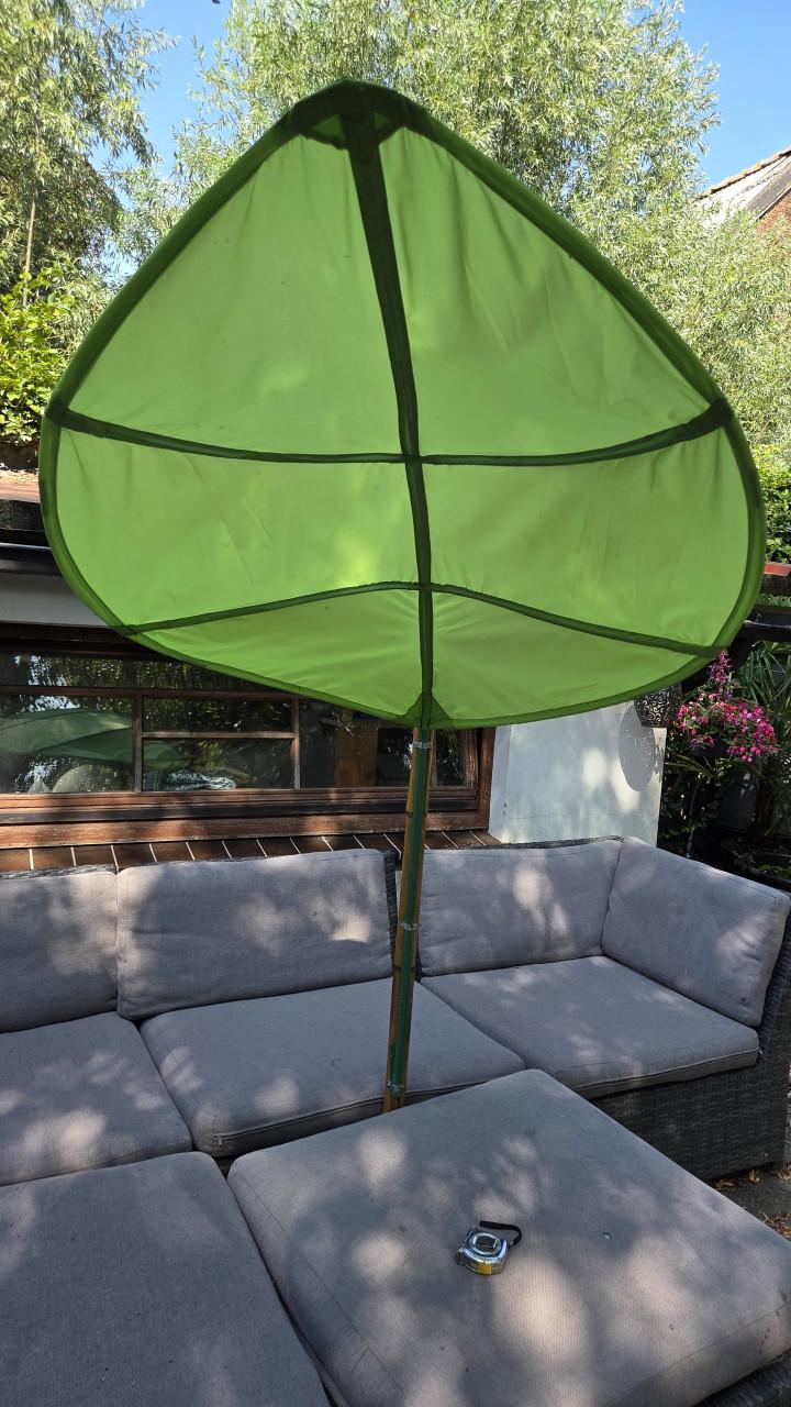 Unieke groene bladparasol op bamboestok