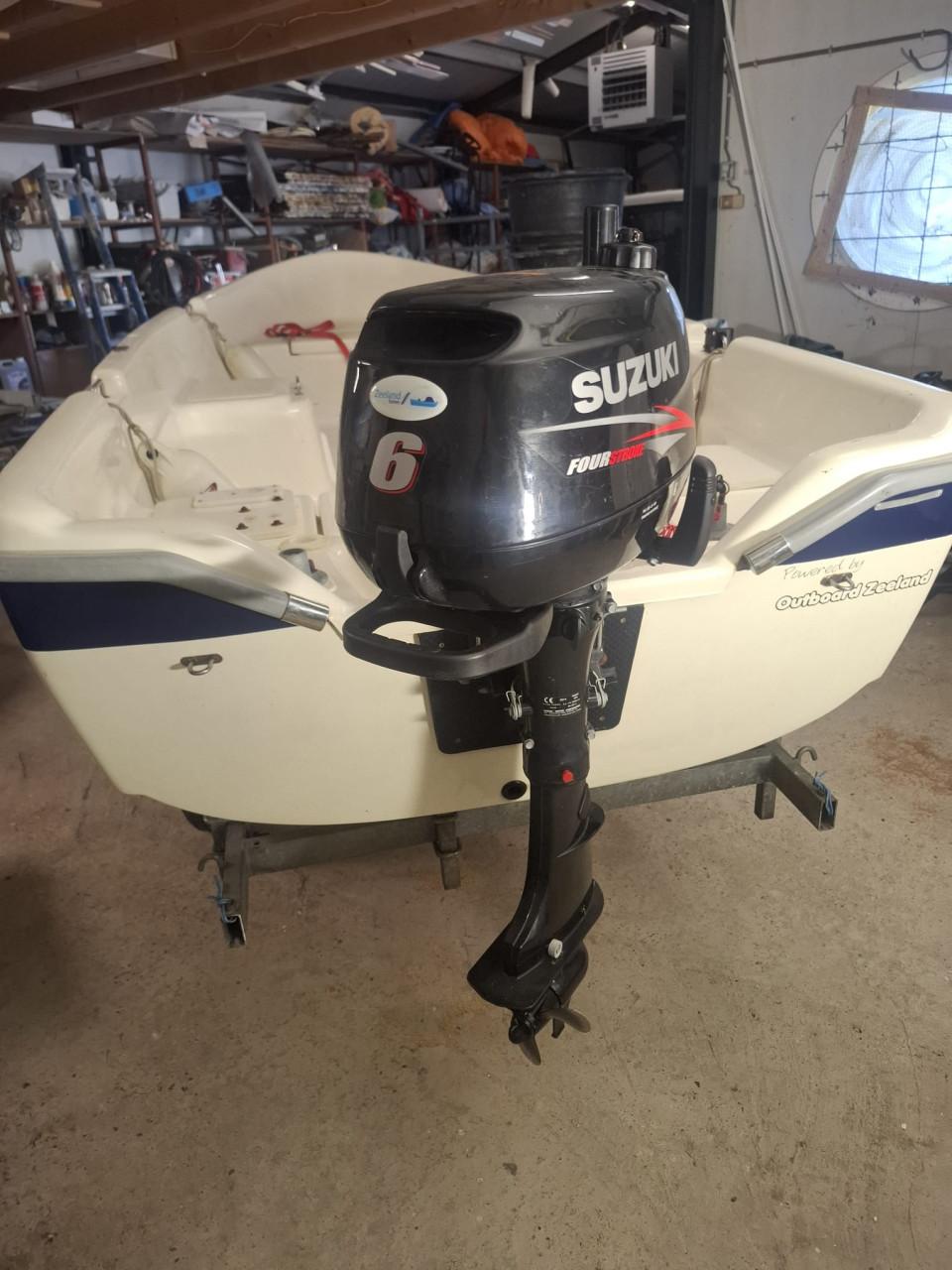 Polyester sloep/ visboot met trailer 6pk Suzuki