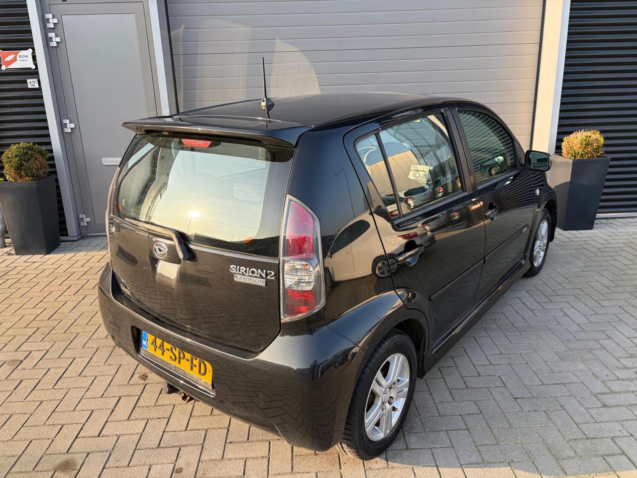 Daihatsu Sirion 2 1.3- 16V Comfort - Afgeleverd met nieuwe APK en afleverbe