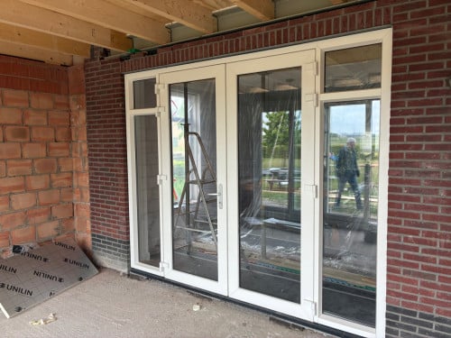 Kunststof kozijn met openslaande deuren