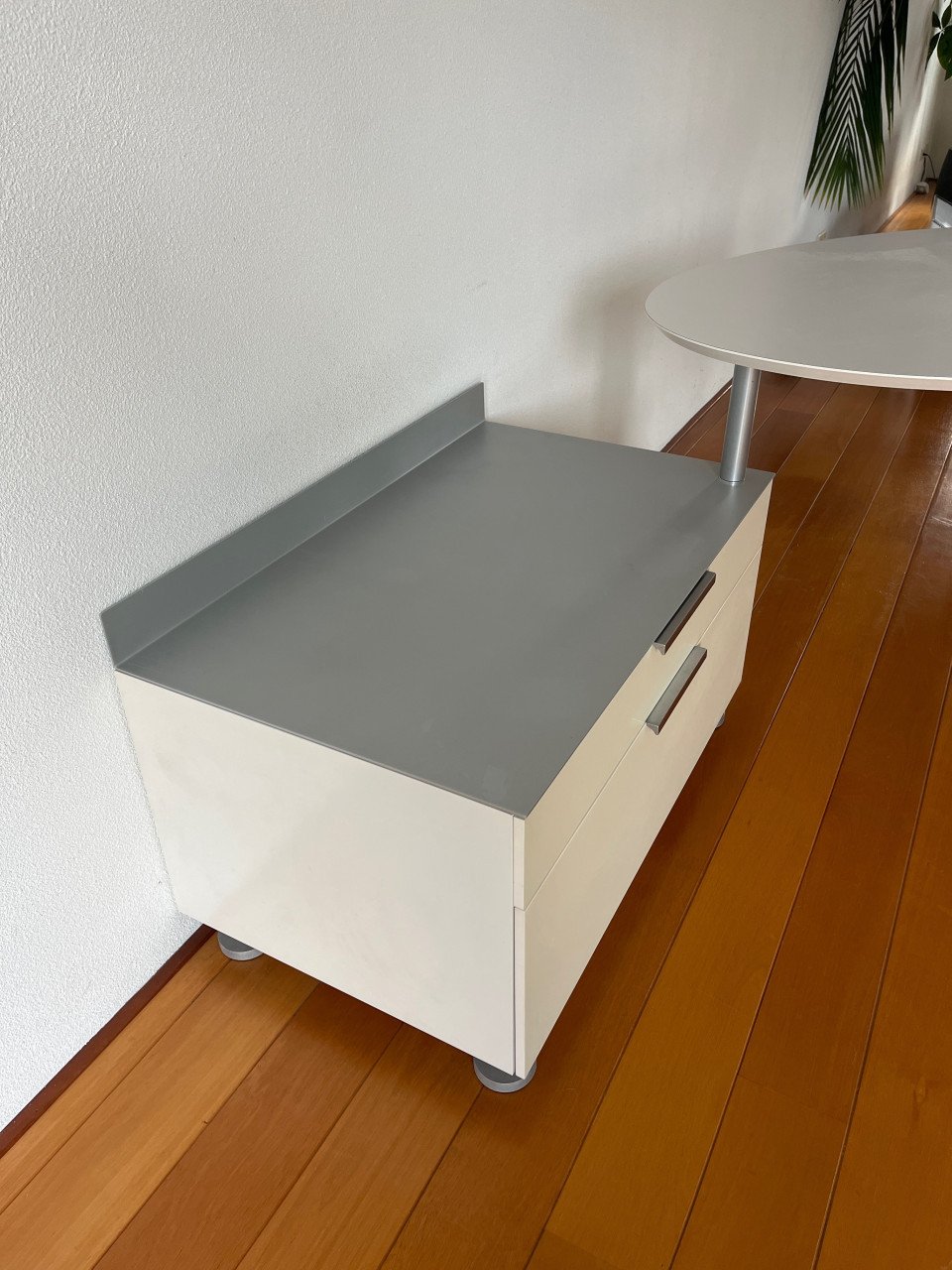 Design bureau met aparte ladekast en draaibare tafel