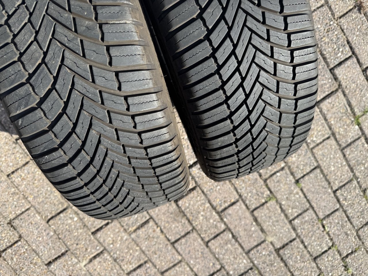 2 Bridgestone All Season banden met 6 mm profiel