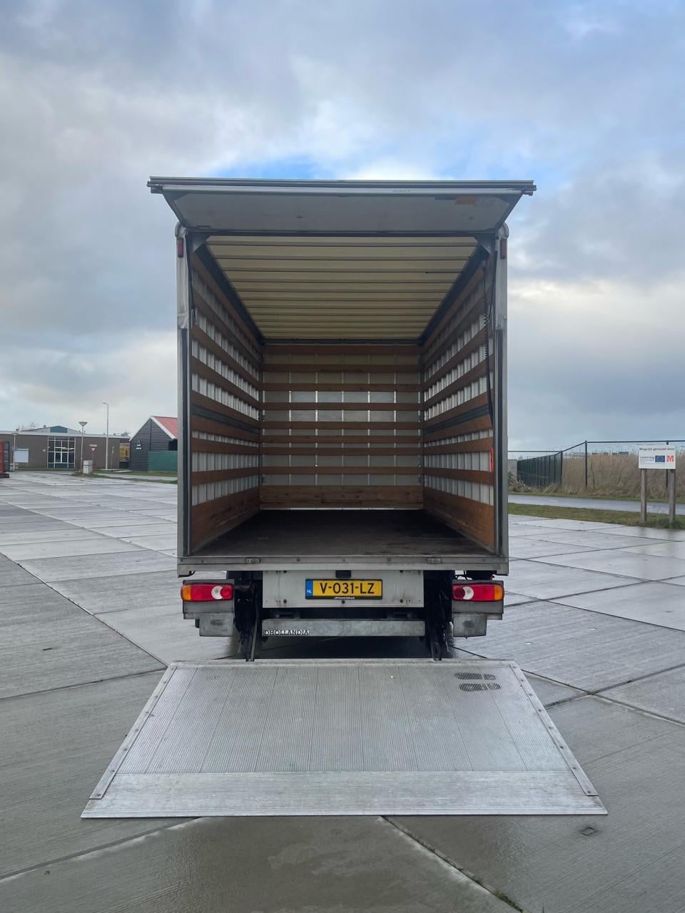 Bakwagen met laadklep te huur! kilometer en borg vrij €160,- Incl BTW