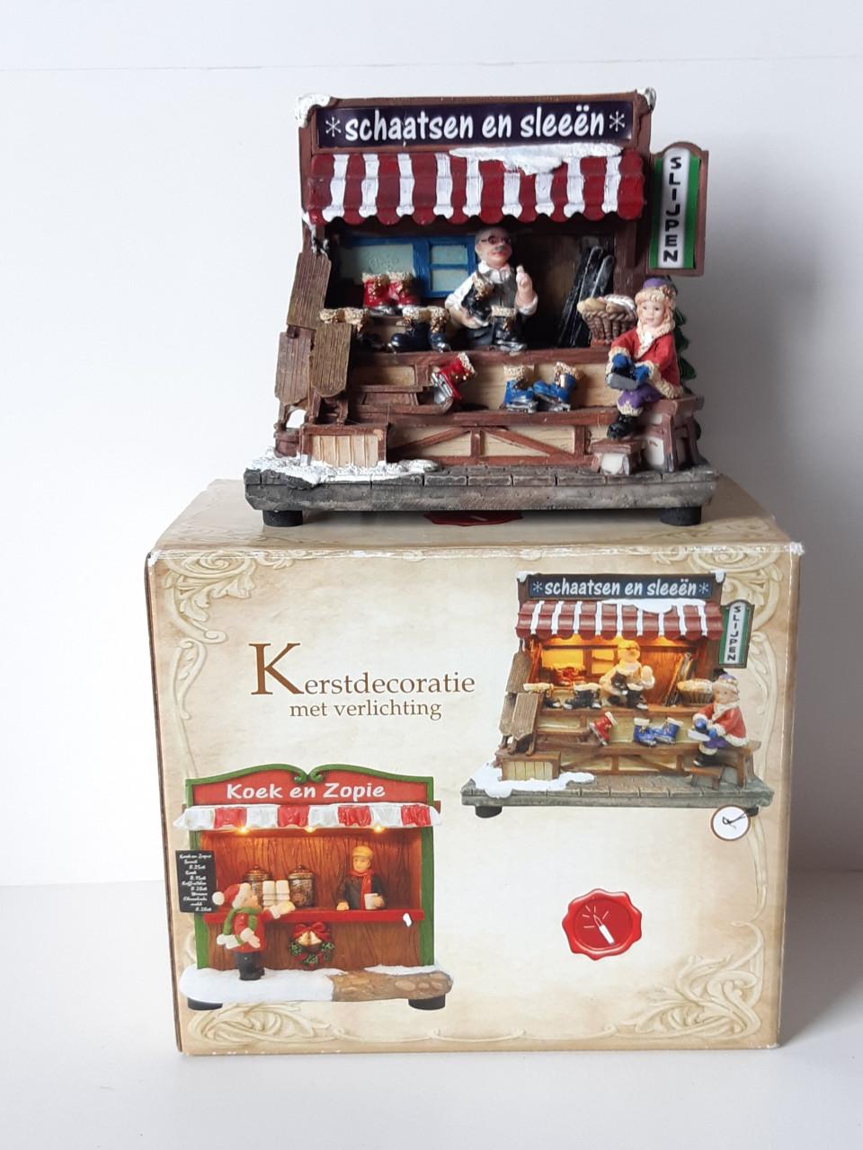 Kersthuisje, kersdecoratie met verlichting, schaatsen en sleeën