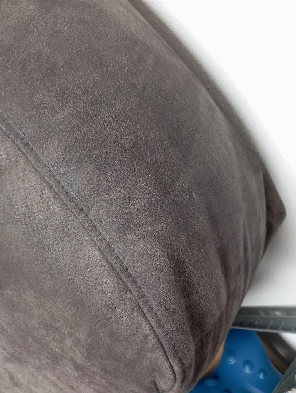 Kasten, fauteuils, lamp, poef, matras