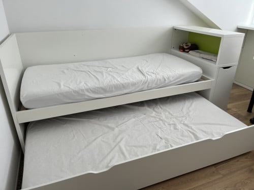 Te koop Ikea onderschuif bed ( lade op wielen ) inclusief  2 matrassen
