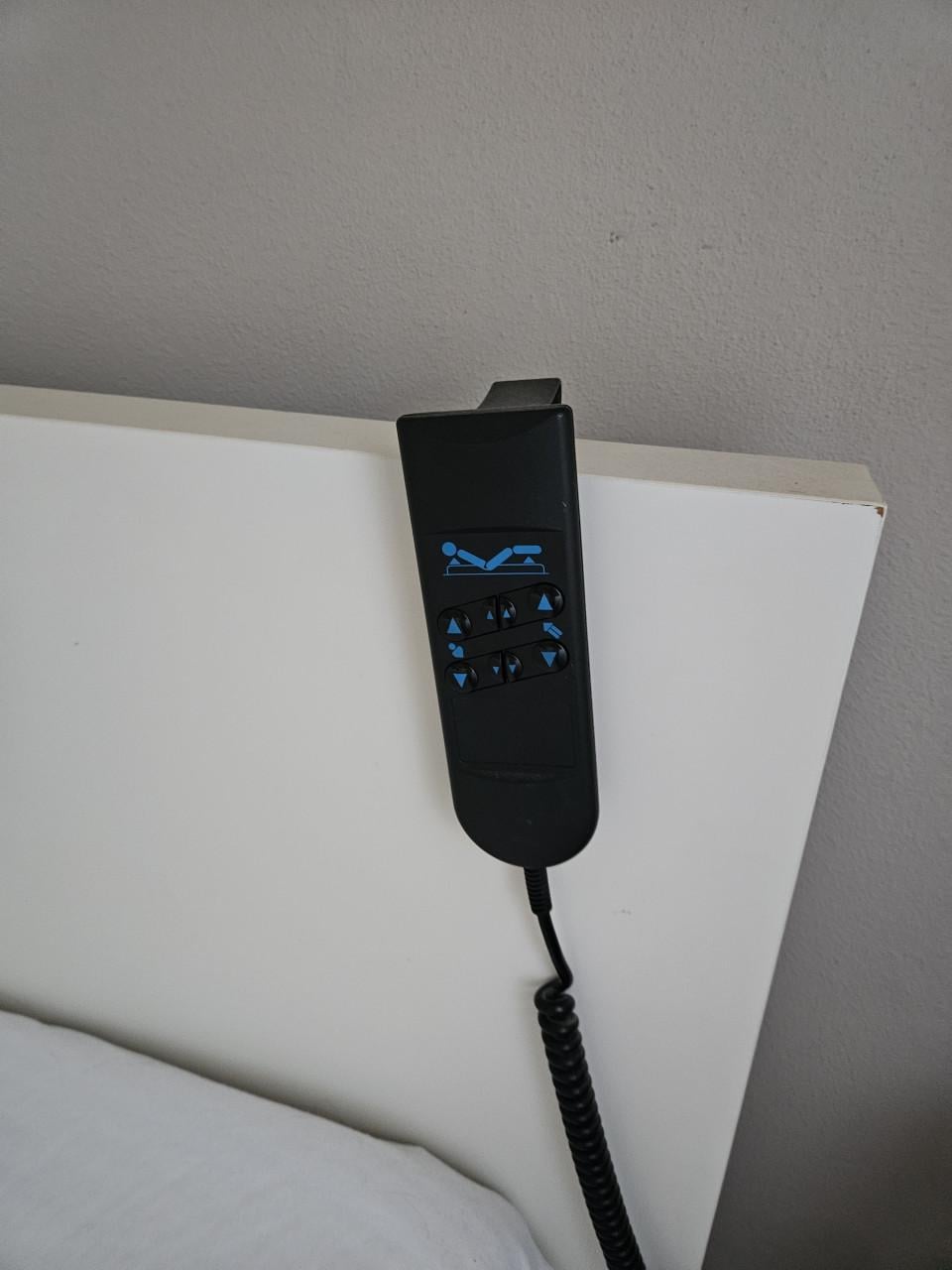 Tweepersoons bed te koop met elektrisch verstelbare lattenbodem.