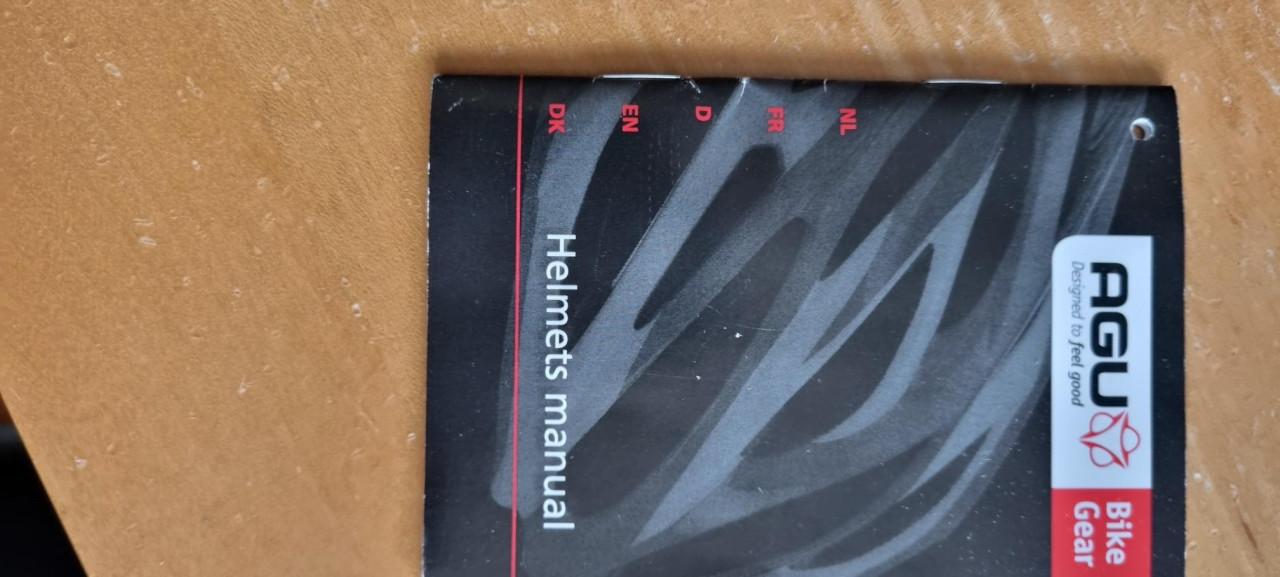 NAAR SCHOOL… FIETSHELM OP