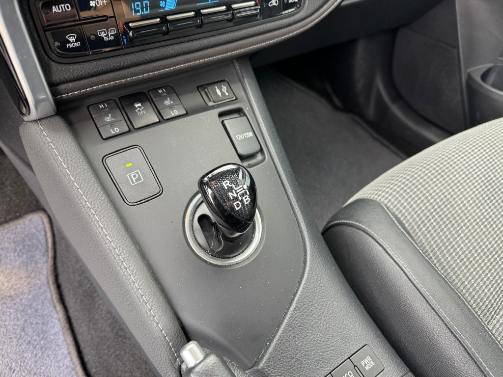 Toyota Auris 1.8 hybrid lease pro