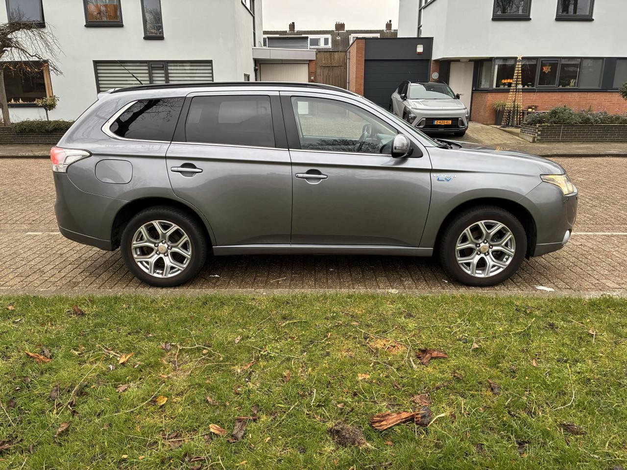 Mitsubishi Outlander PHEV 2014