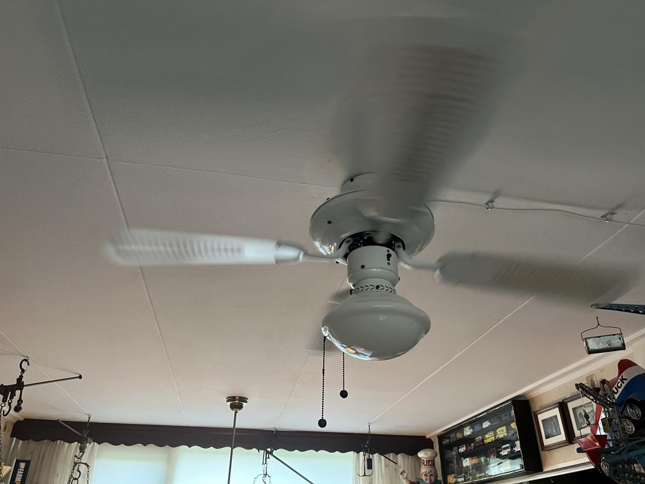 Plafonventilator met lamp.