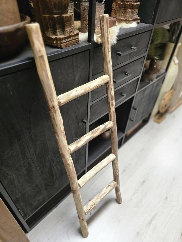 HEEL VEEL DECORATIE, VEEL VAN STOER EN SOBER, KOM GEWOON EENS LANGS