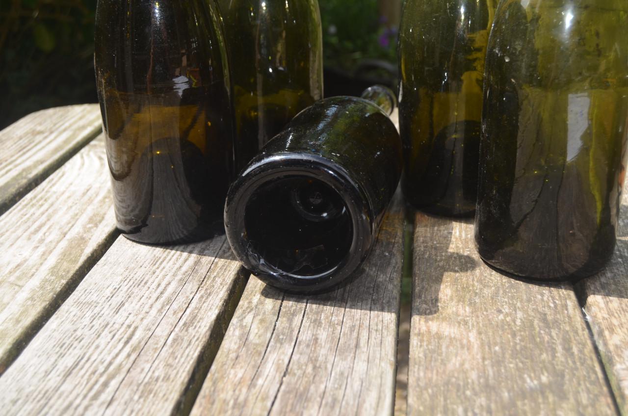 5 Oude wijnflessen, leeg uiteraard..........