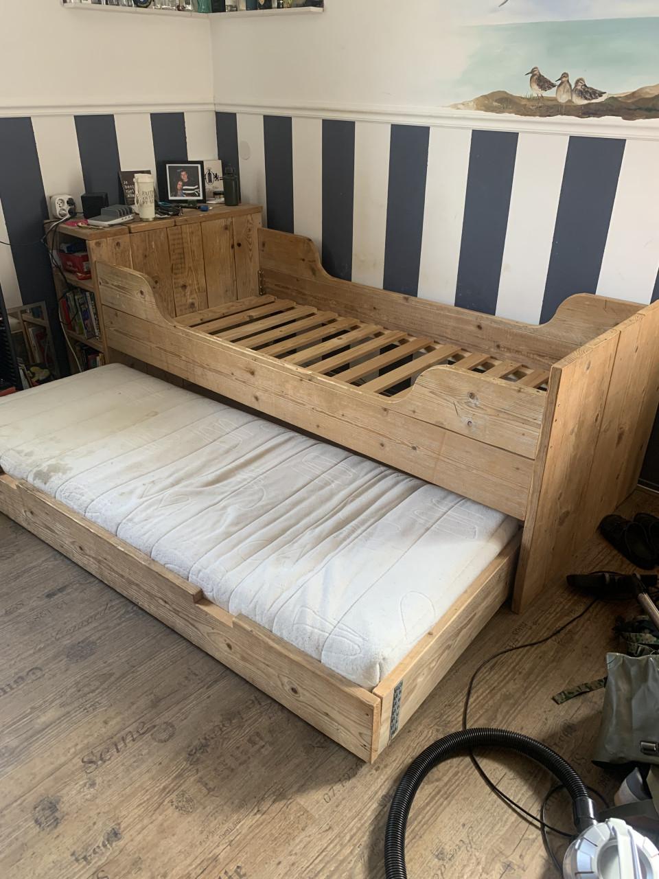Eenpersoonsbed van Steigerhout met onderschuif bed
