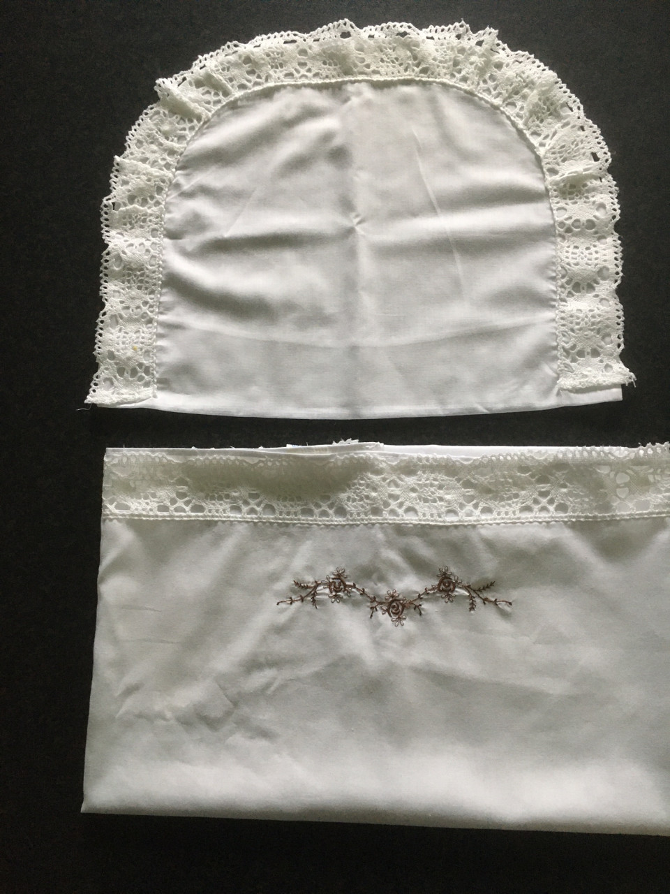 Boven laken en sloop voor wieg of kinderwagen met broderie rand