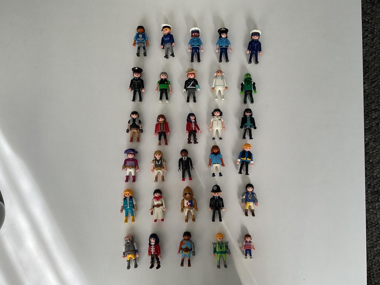 30 verschillende poppetjes van Playmobil.