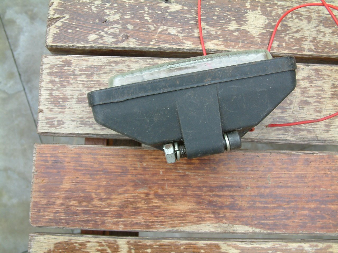 2 oudere lampen voor auto -motor  bumper of grill  1 hella