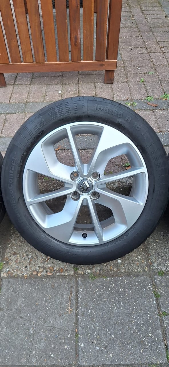 Originele 16'' Renault Clio velgen + A merk zomerbanden