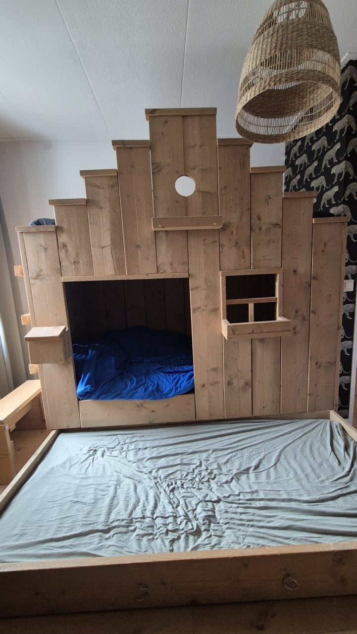 Stoer steigerhouten kinderbed met 3 slaapplekken!