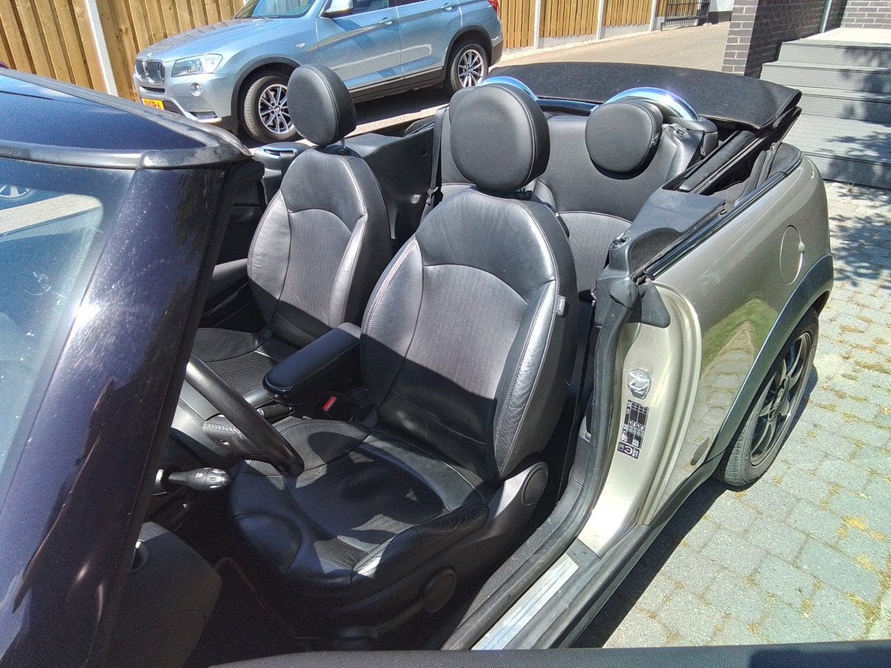 Mini cabrio one vol leer 6 versnelling airco  in zeer goede staat bj 2011