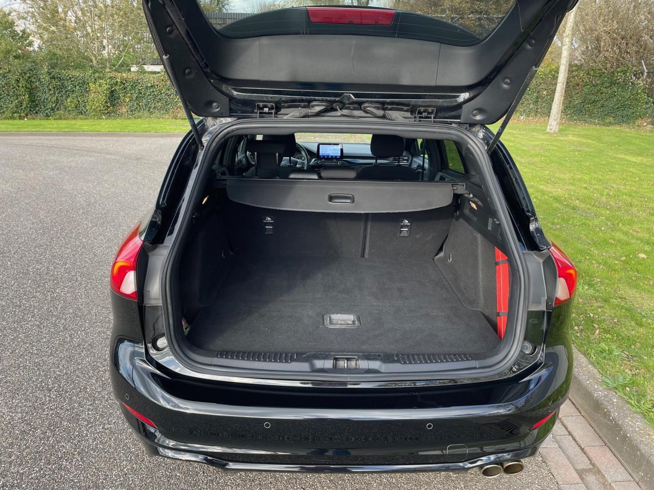 Ford Focus Wagon 125pk ST Line Business Aut/Zwart/LED