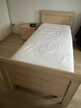 Eiken ledikant+verstelbare lattenbodem. Incl. matras/nachtkastje