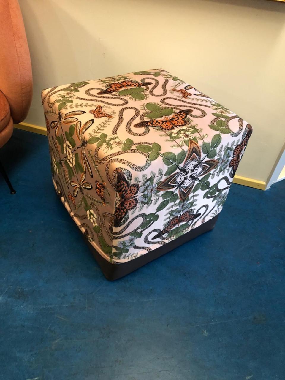 Nieuw gestoffeerde poef met uniek design