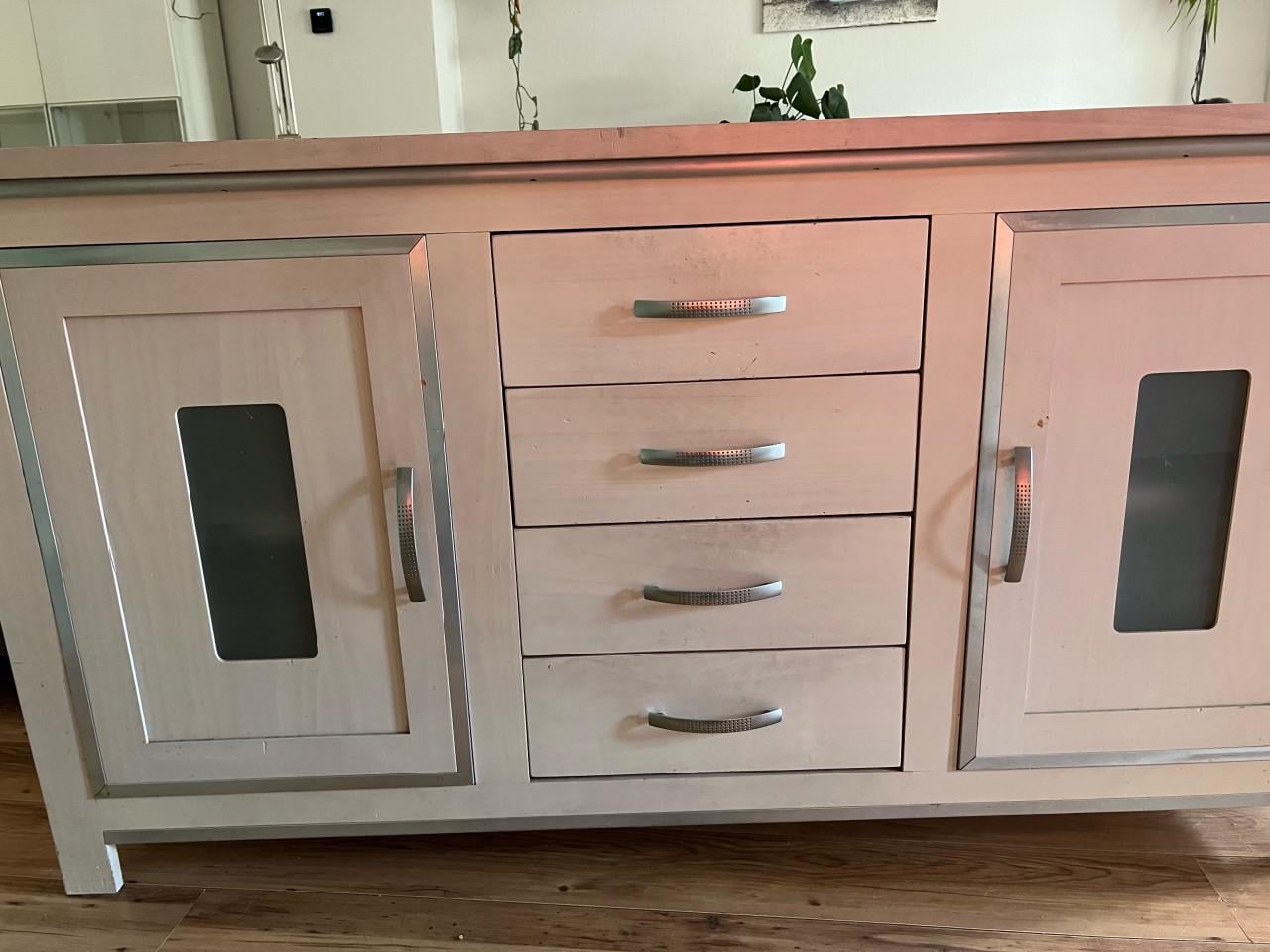 Gratis Dressoir