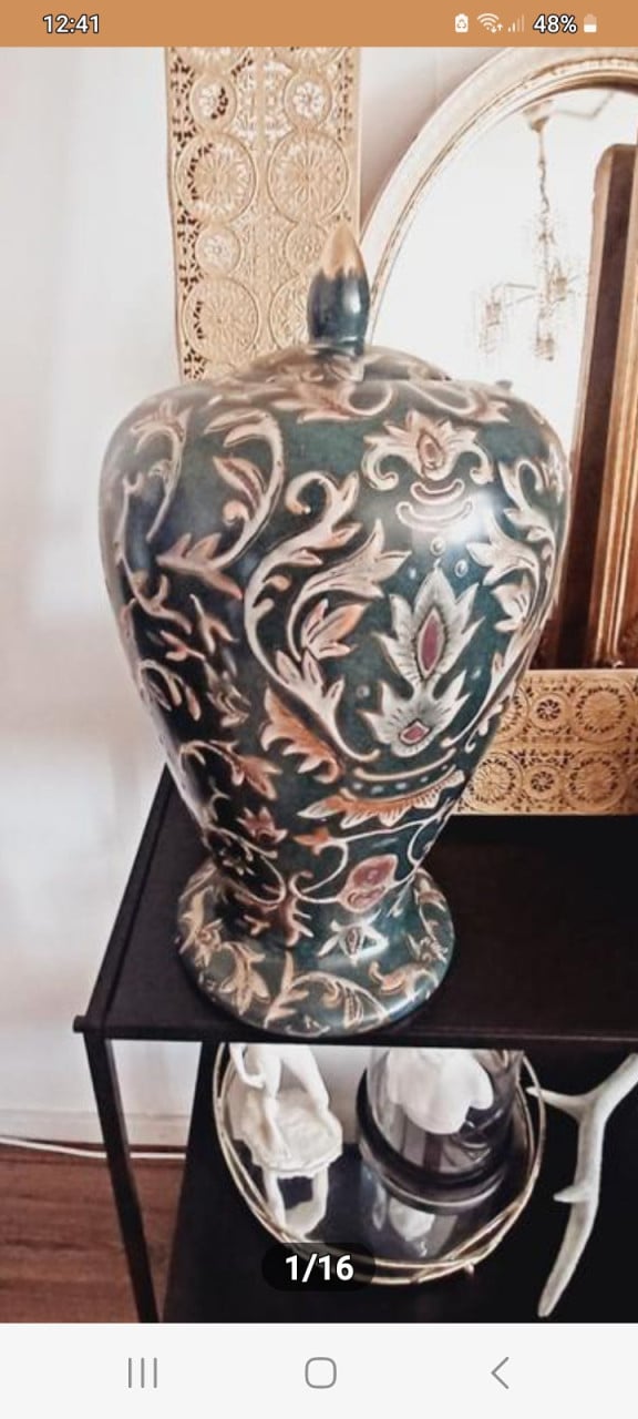 Grote Chinese vaas/urn,  groen-goud bewerkt  39,--€