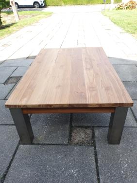 Strakke teakhouten tafel. Afmetingen: 120-80-45