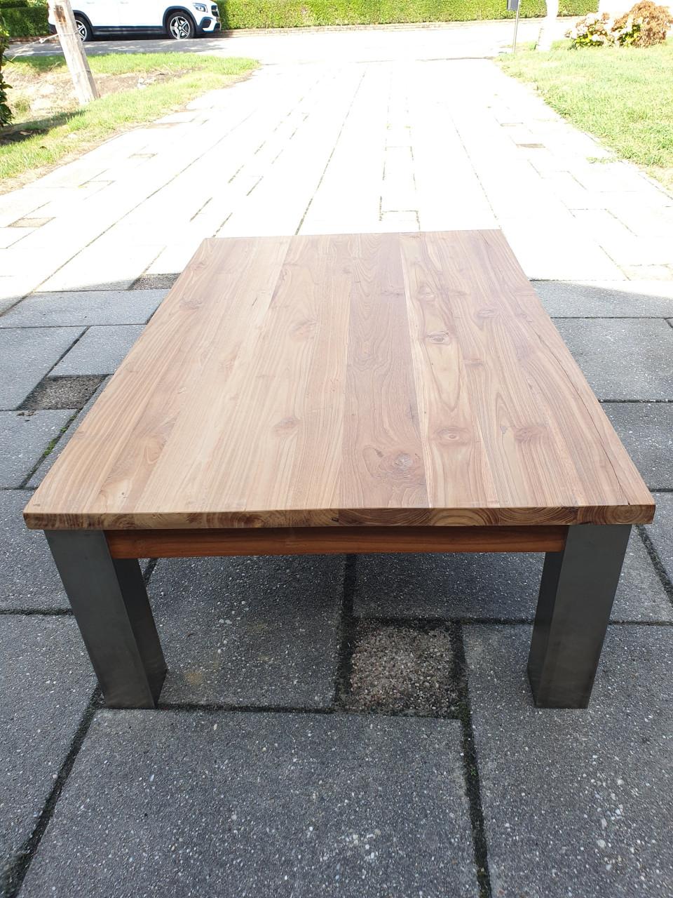 Strakke teakhouten tafel. Afmetingen: 120-80-45