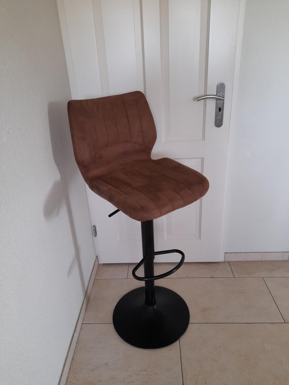 Barkruk (in goede nette staat )  In hoogte verstelbaar!