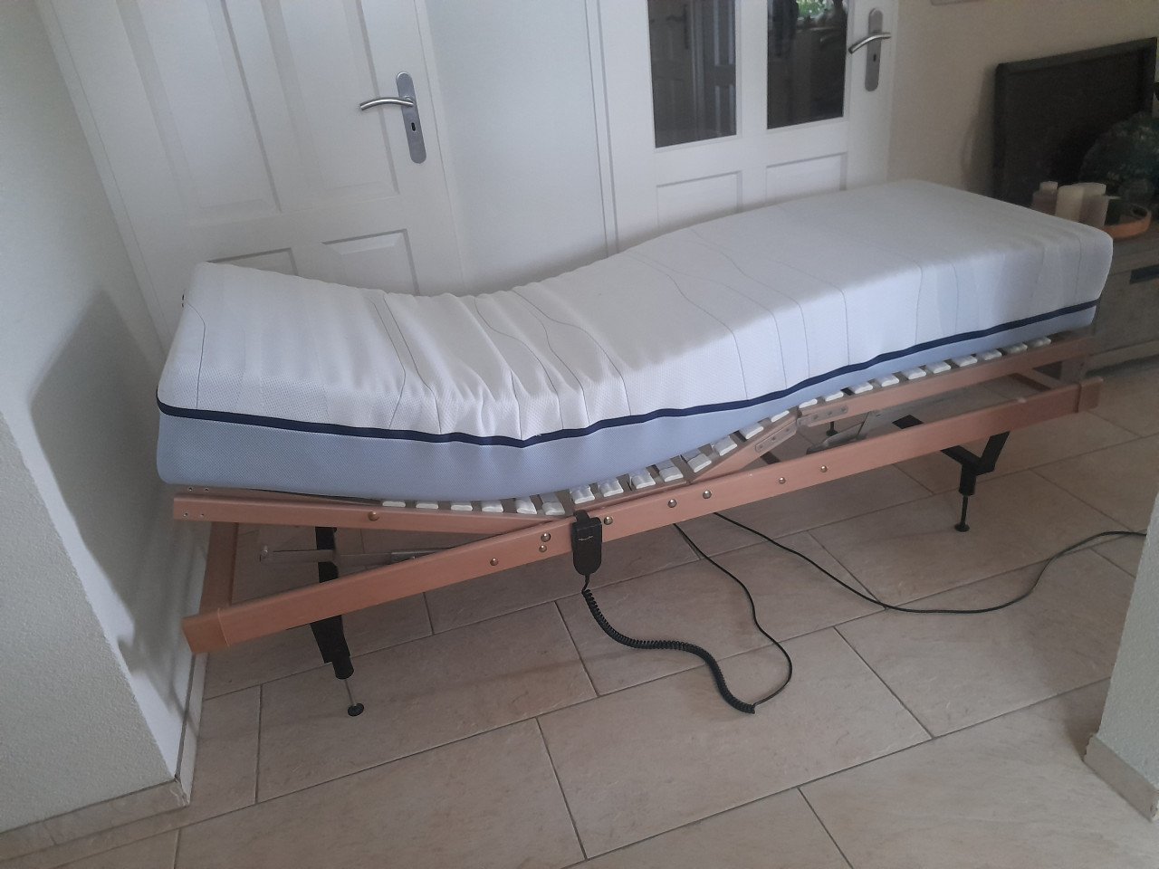 Elektrische verstelbare Lattenbodem op pootjes + matras (70 x 200