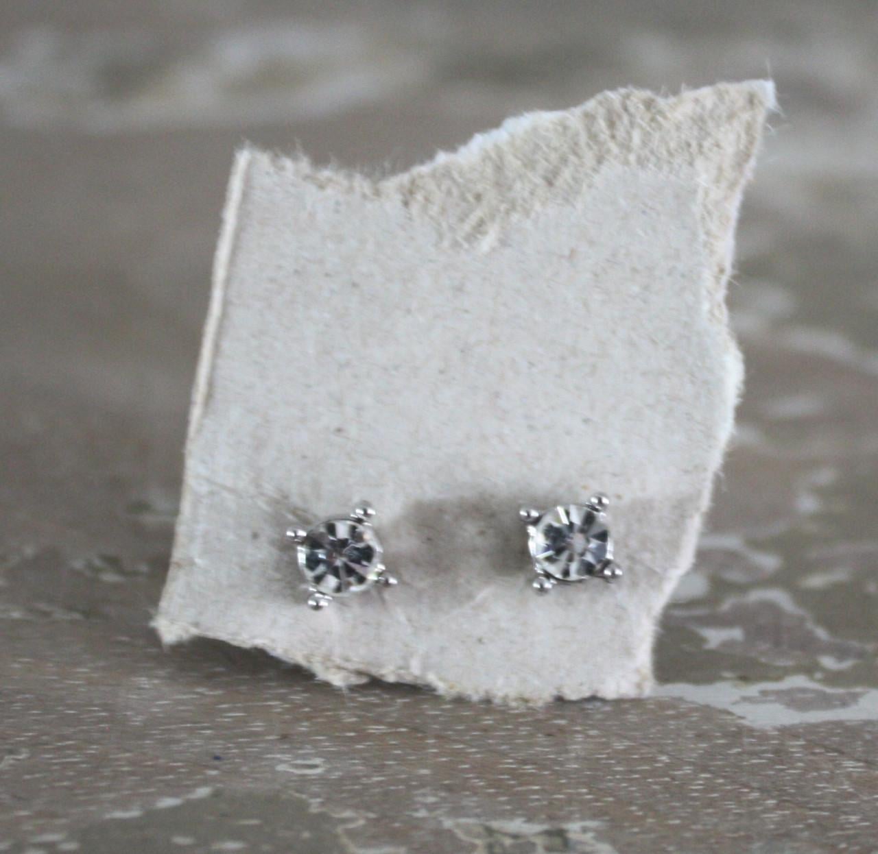 Zilver kleurige oor stekers met wit steentje