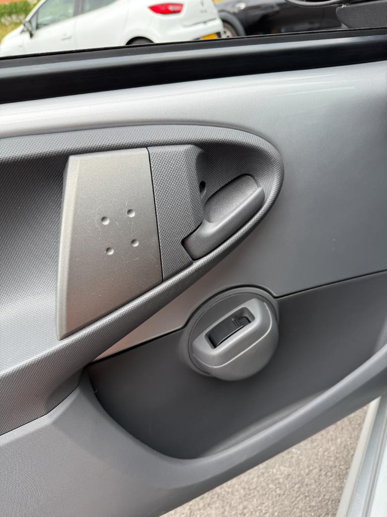 Peugeot 107 1.0-12v xs - 5drs - airco