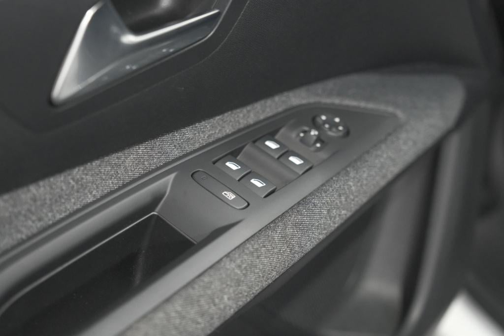 Peugeot 3008 puretech 130 eat8 style | camera | parkeersensoren | navigatie