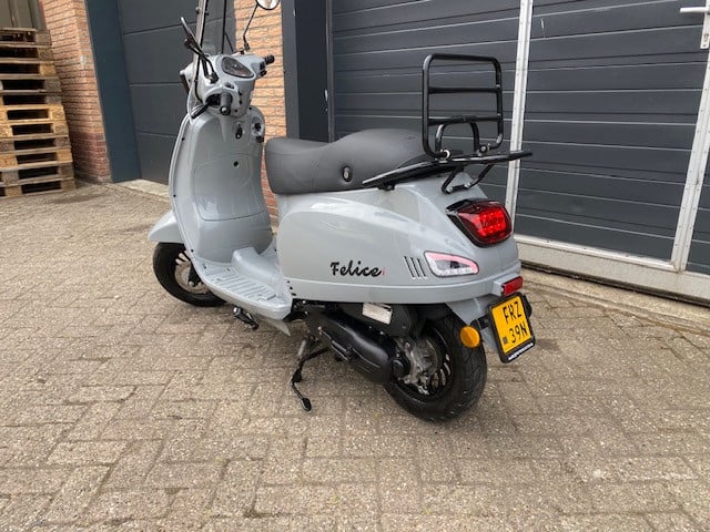 Schitterende btc gts agm vespa look nardo grey euro 5 injectie nu 1199 euro
