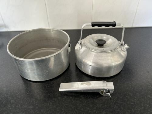 Aluminium waterketeltje + pannetje met knijper.
