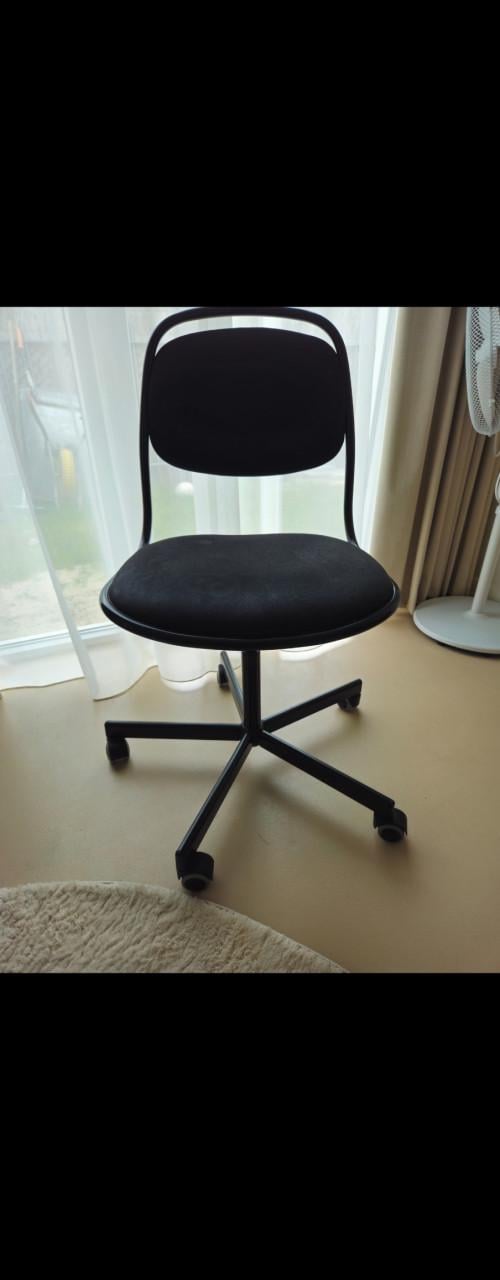 Twee grijze fauteuils en 1 Bureaustoel