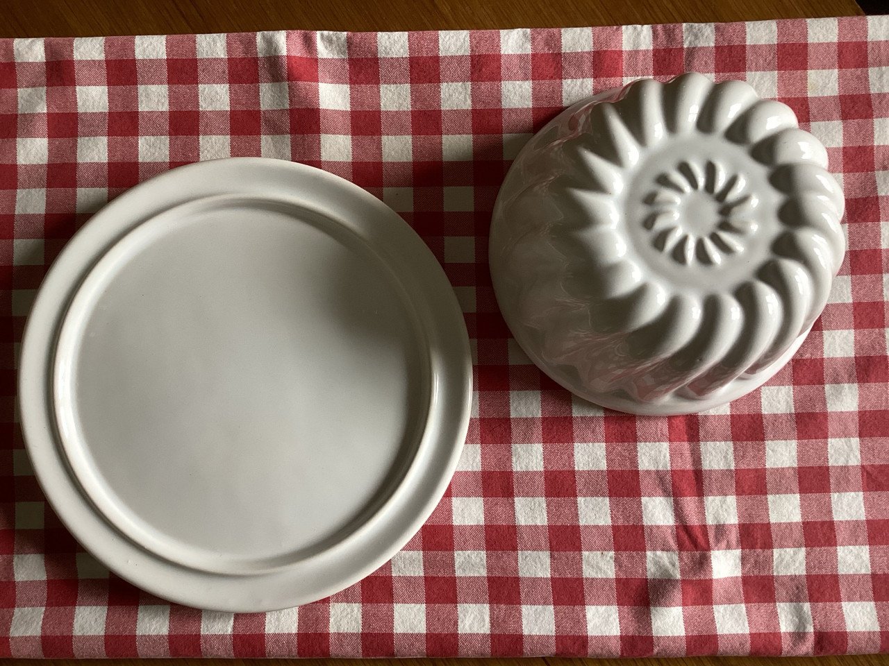 Gave puddingvorm met onderbord