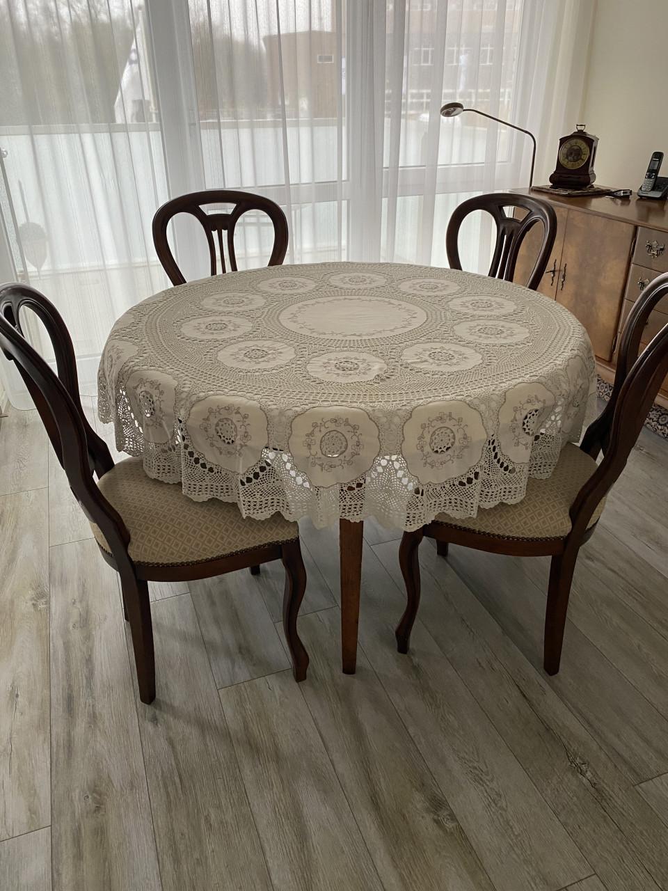 Eetkamer Tafel met 4 stoelen, mahonie hout